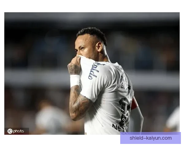 内马尔重返桑托斯，推动球队备战解放者杯新征程表现亮眼