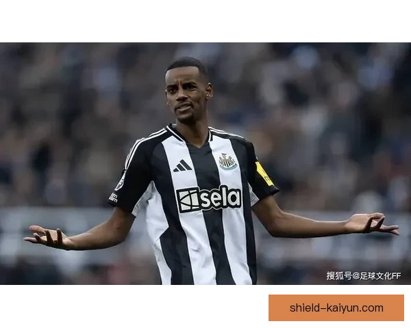 奥斯梅恩积极与那不勒斯球迷互动，状态稳健引人关注