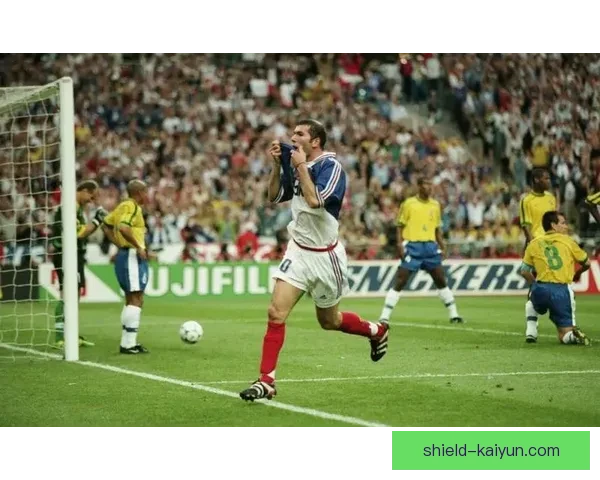 齐达内在关键比赛中的表现稳定，继续引领球队向胜利迈进。