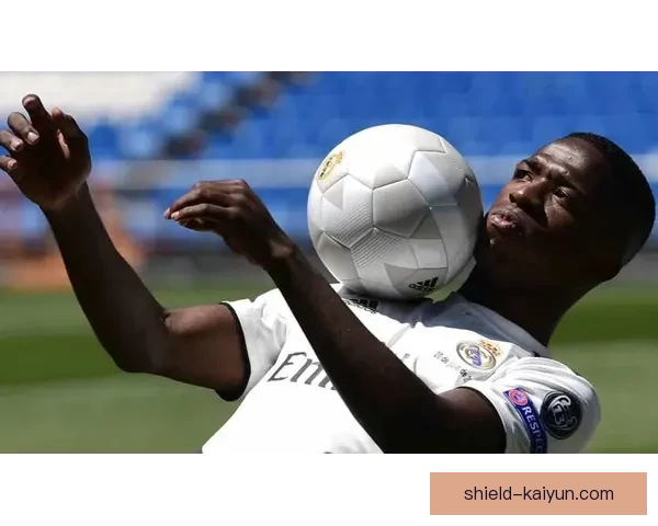 维尼修斯与巴西老前辈交流互动，传承桑巴足球经验